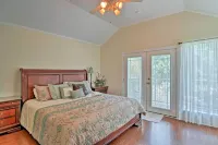 Cozy Lakefront Benton Home ~ 20 Mi to Shreveport! - 3-Star
