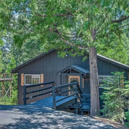 Cold Springs Escape: A/C, Hot Tub, Generator, Wifi