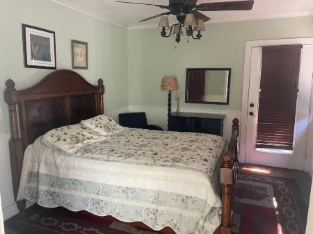 Guerneville Lodge Отели в г. Казадеро