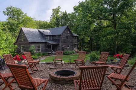 Secluded but only 5 minutes from New River Gorge Bridge