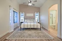 Sunlit Peoria Gem w/ Yard: Hike, Golf & Explore! - موقف سيارات