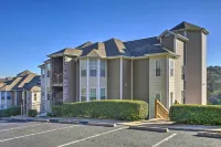 Condo in Lakefront Resort w/ Pool! Ozarks Getaway - 3성급