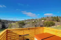 Marshall Studio w/ Loft, Hot Tub & Views! - parking