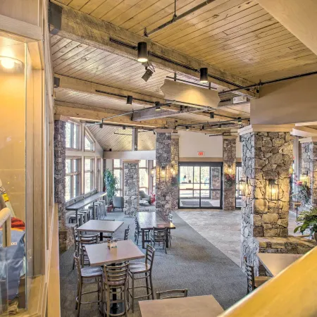 Snug Wintergreen Resort Studio: Ski in & Out!