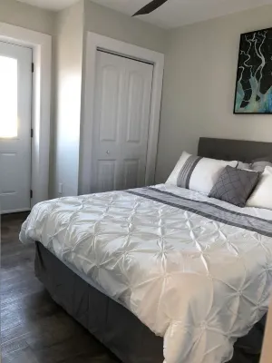 Luxury, top floor suite with free parking space. Walking distance to downtown!