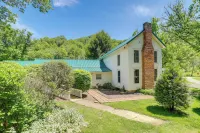 Secluded Marshall Farmhouse w/ Hot Tub! - parking