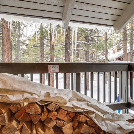 Mammoth Lakes Condo ~ 5 Mi to Mammoth Mtn!