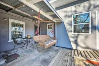 1 Mi to Dtwn Rogers: Convenient Getaway w/ Patio - Homestays