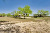 Pet-Friendly Cabin on 3 Acres 7 Mi to Uvalde!
