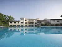 Logis Hotel Restaurant Spa les Oliviers โรงแรมในโดรม