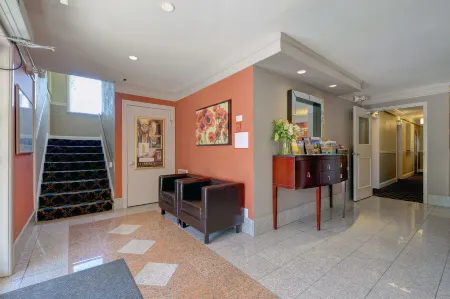 Helm's Inn Отели рядом с достопримечательностью «Art Gallery of Greater Victoria»