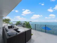 Spacious 5-bedroom house with Pool, Ocean Views, Dock in  wonderful Marathon, Fl - 방갈로