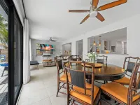 Spacious 5-bedroom house with Pool, Ocean Views, Dock in  wonderful Marathon, Fl - 방갈로