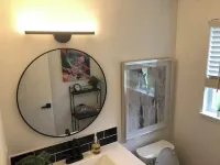Luxury Brand New Remodeled 3 Bedroom Duplex! Hotels near Howarth Park