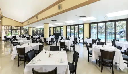 Alexis Park All Suite Resort Отели рядом с достопримечательностью «CSI：The Experience Las Vegas»