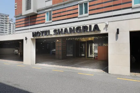 Yongin Yangji Sangria Отели рядом с достопримечательностью «Yonin Natural Recreation Forest»