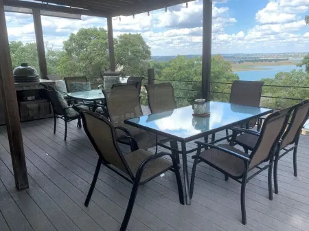 Canyon Lake Property~beautiful views~Sleeps 6~ large house~ large covered deck. Отели рядом с достопримечательностью «Cranes Mill Marina»