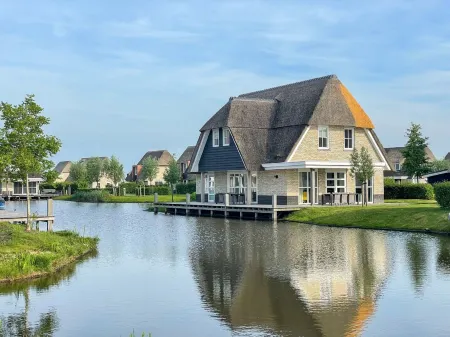 Villa in Friesland with Sauna and Whirlpool Отели в г. Delfstrahuizen