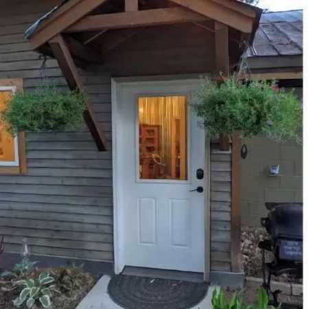 Cozy Charming Convenient Lake Street Retreat