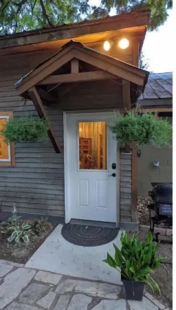 Cozy Charming Convenient Lake Street Retreat Отели рядом с достопримечательностью «Вар Мемориал Филд»