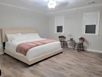 Charming Entire Harrisburg home with large yard. A.C.E. Academy附近的飯店