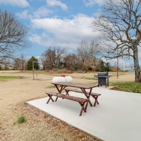 Henderson Home w/ Patio: 1 Mi to Norfork Lake