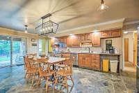 Family Winter Retreat w/ Hot Tub: 14 Mi to Slopes! - Haustierfreundliche