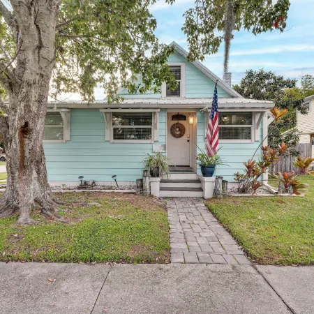 Family Home with Private Pool Yard Only 24 Mi to Disney