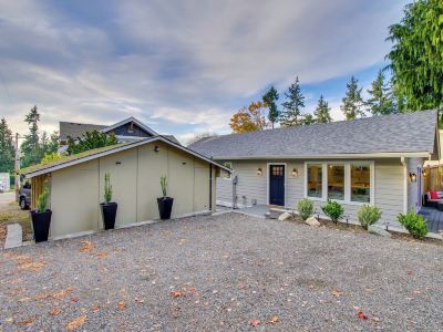 Private Yard & Fire Pit! Modern Kirkland Abode