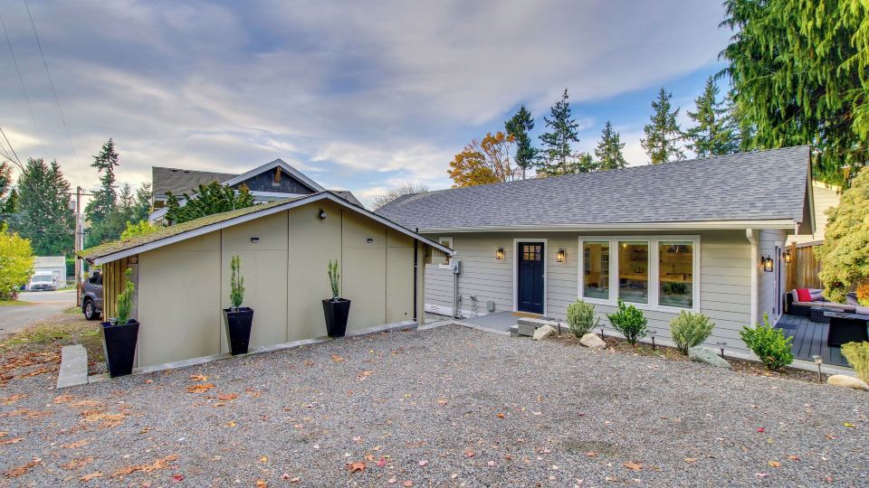 Private Yard & Fire Pit! Modern Kirkland Abode