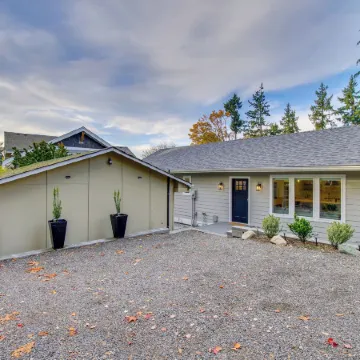 Private Yard & Fire Pit! Modern Kirkland Abode Отели в г. Редмонд