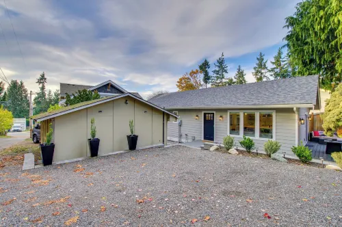 Private Yard & Fire Pit! Modern Kirkland Abode