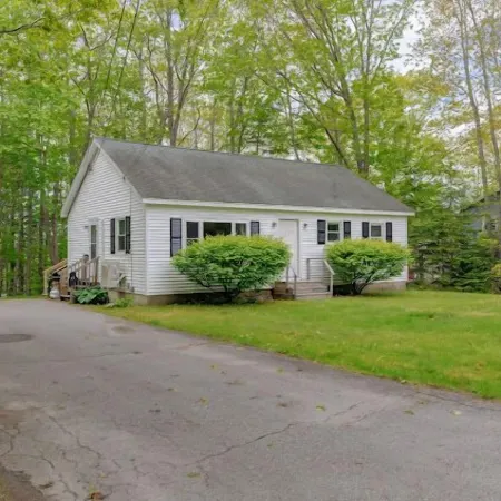 3-bedroom Cozy Home in Ellsworth with AC, WiFi