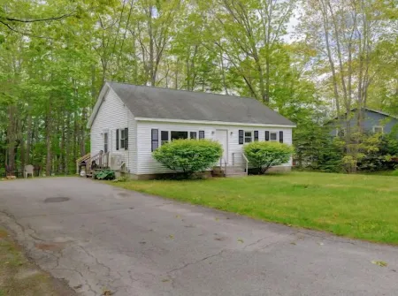 3-bedroom Cozy Home in Ellsworth with AC, WiFi