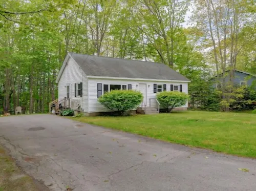3-bedroom Cozy Home in Ellsworth with AC, WiFi