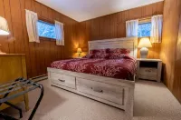 Spacious Chalet, Skiing 5 Minutes to Jay Peak, Vermont! 몽고메리 호텔
