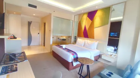 W Three Premier Hotel Lagaligo Отели рядом с достопримечательностью «Wisma Pattimura»