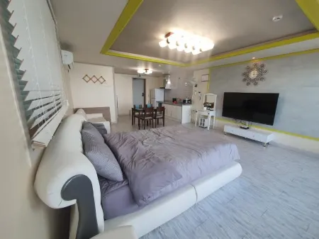 Yeongdeok Sea Blue Pension Отели рядом с достопримечательностью «Yeongdeok Wind Power Complex»