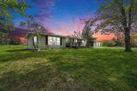 Tranquil 3-bedroom home in Good Hart- Near Lake MI and 119 فنادق في Readmond Township