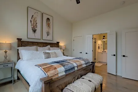 Luxury Bungalow with Mountain Views From Every Room 5 Minutes From Downtown