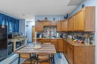 Roos&Blues Lake House. City Park Steps Away. Rm for 6, King Beds, Pets Friendly