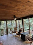 Charming 4 Bedroom 2 Bath Cabin Wifi , AC in Tranquil Berkeley Springs