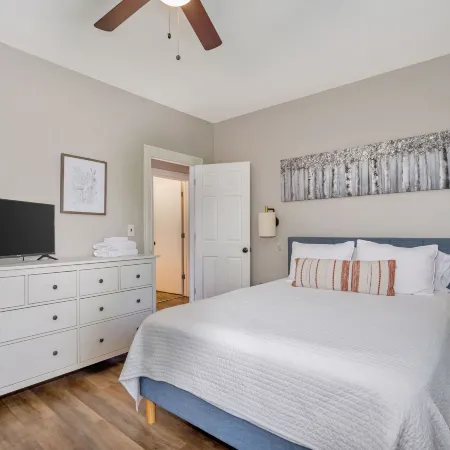 Cozy Cottage in the Heart of Hyde Park 1 Bedroom Home by RedAwning