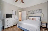 Cozy Cottage in the Heart of Hyde Park 1 Bedroom Home by RedAwning