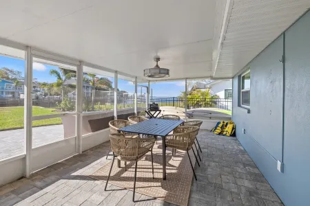 Waterfront Island Oasis Fully Remodeled! W/ Boat Dock! Отели рядом с достопримечательностью «Pop Stansell Park»