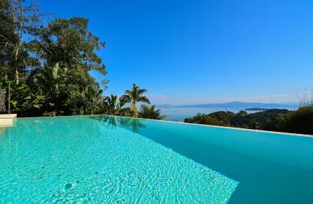 Charmosa Suíte em Sambaqui