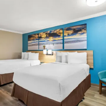 Days Inn by Wyndham Houston East Hotels near Academy Sports + Outdoors