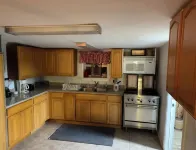 Fishing Camp sleeps 12, fully equipped. Screened in porch. 5 minutes from marina