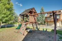 Cozy Colorado Retreat w/ Deck, Grill & Pool Access - バルコニー