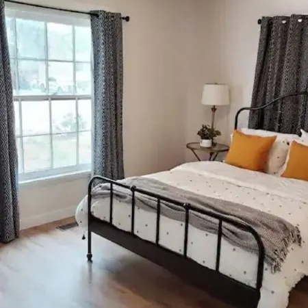 Cozy 2 Bedroom with Mid-Century & Farmhouse Vibes